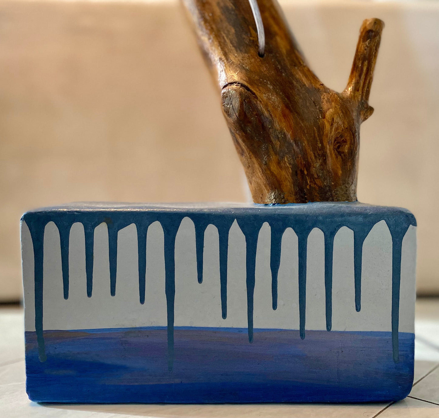 Lampe: Strahlende Zukunft auf vergossenem blauen Blut