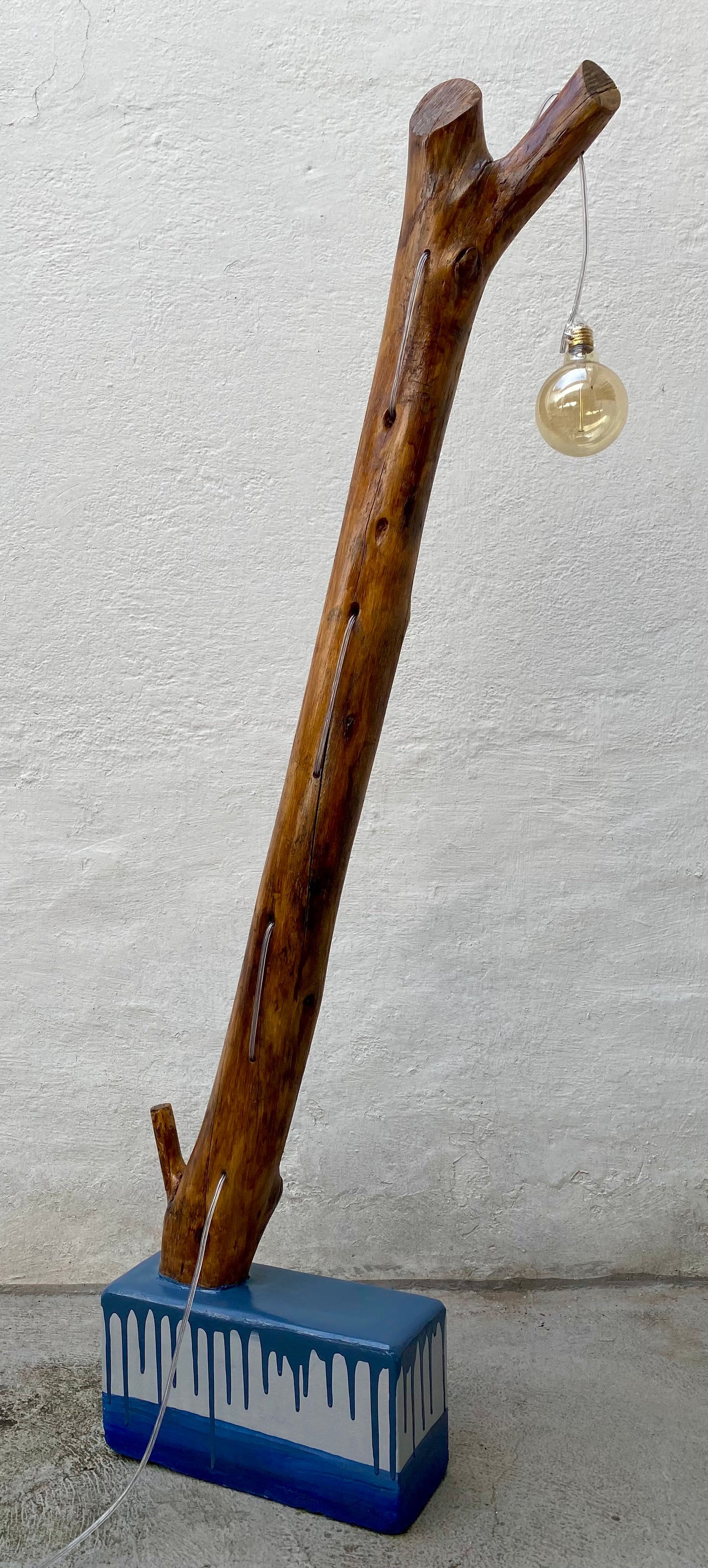 Lampe: Strahlende Zukunft auf vergossenem blauen Blut