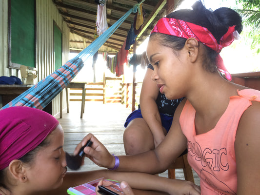 314 - Amazonian Girls and the Makeup, Amazon rainforest